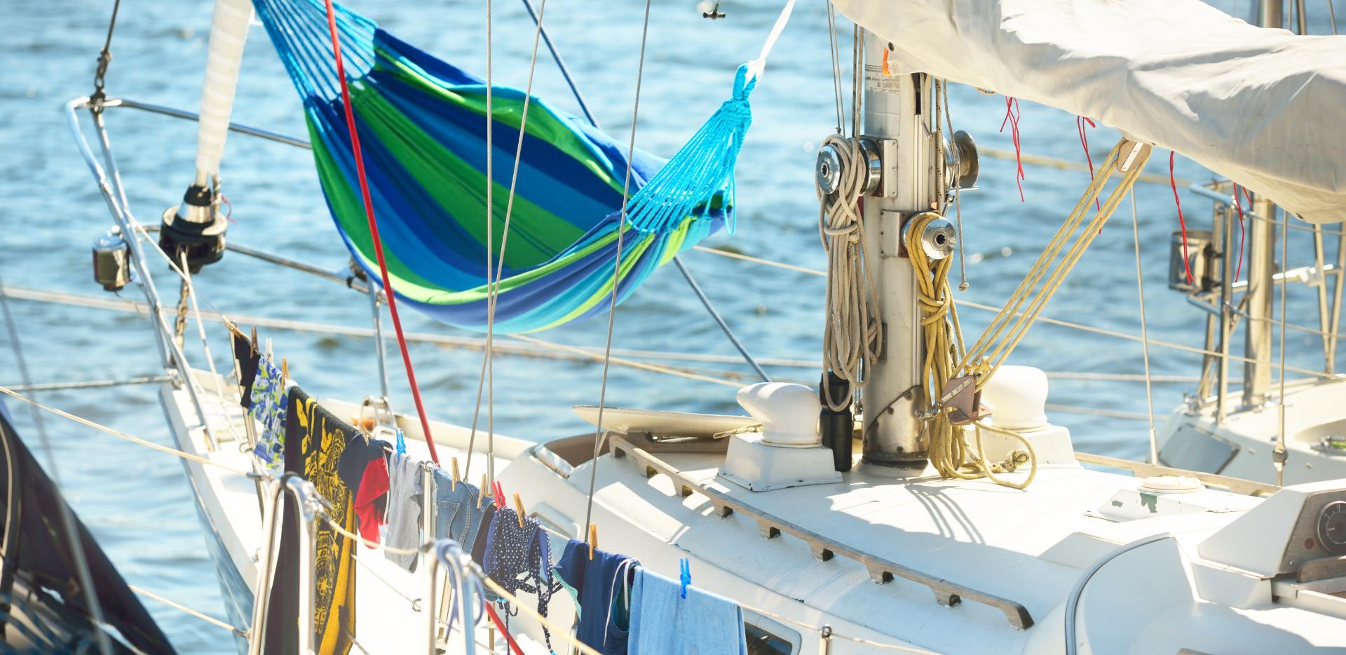 Barco de vela en el mar