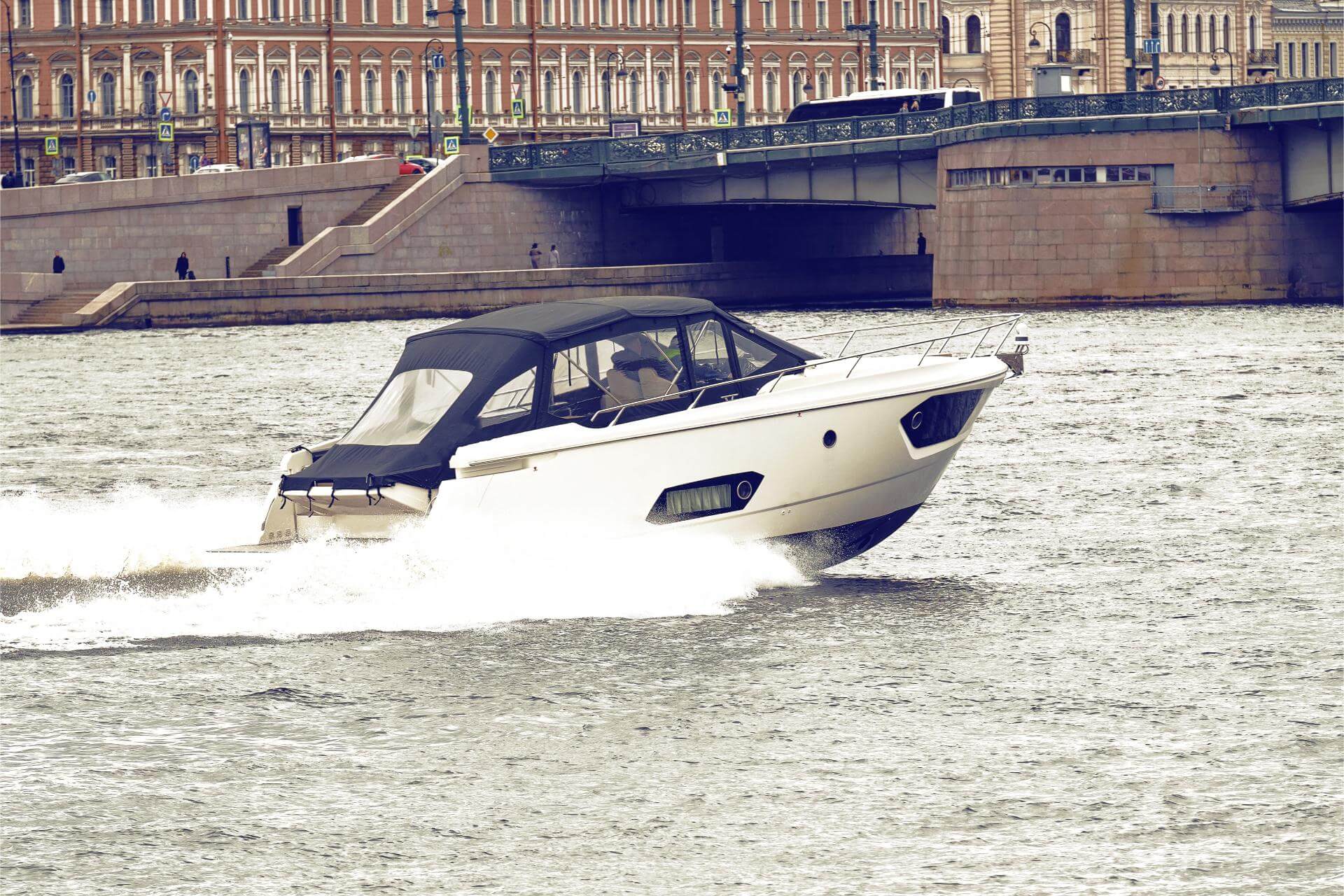 Barco pequeño navegando