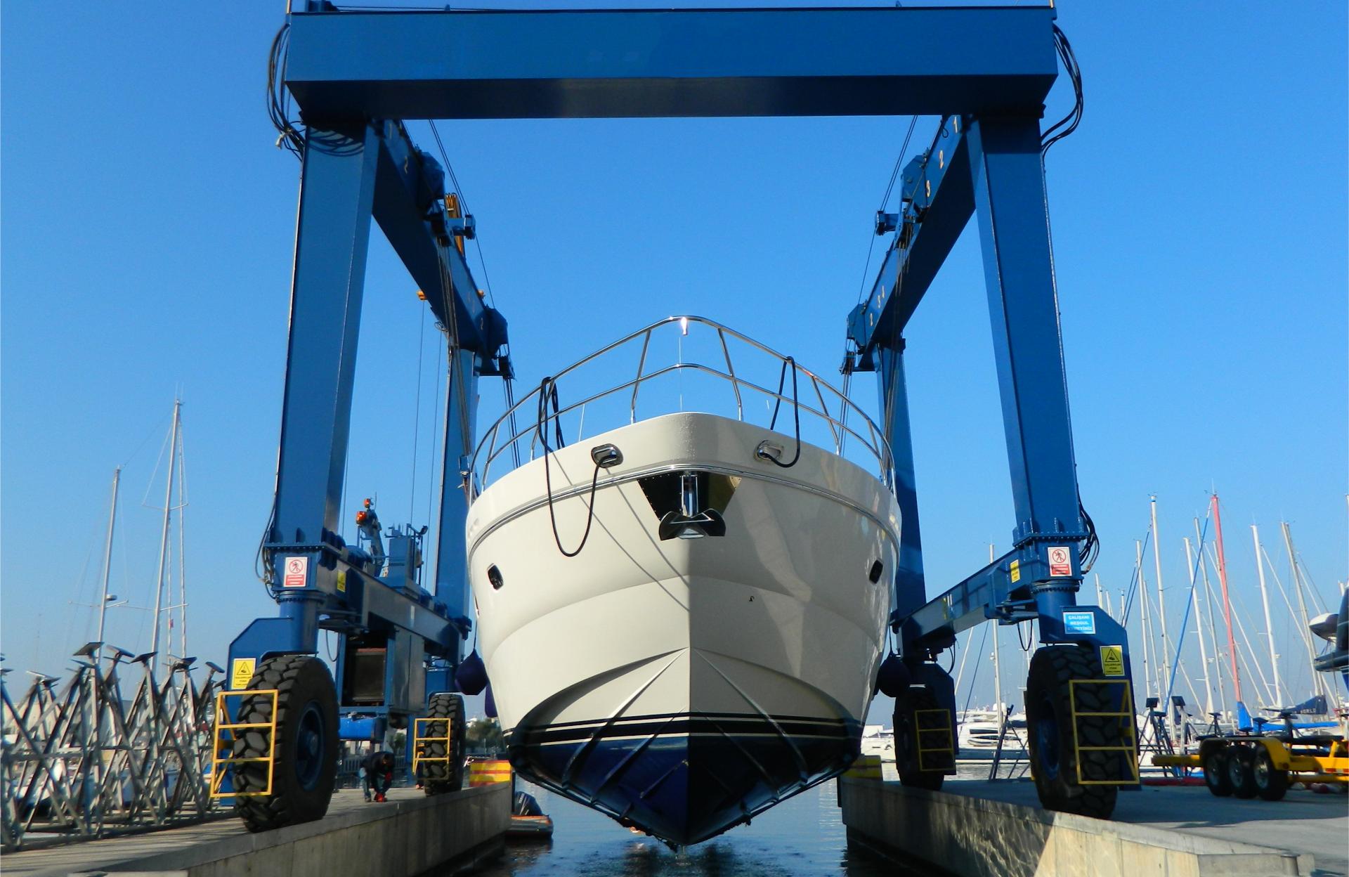 Barco levantado por grúa en un dique